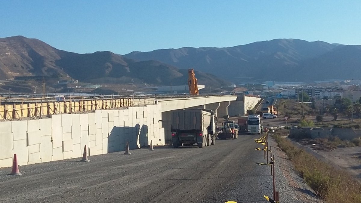 Obras de la instalación del puente a la altura de la glorieta de Las Losas.