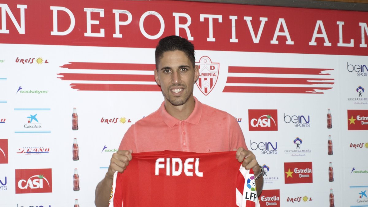 Fidel posa con su nueva camiseta.