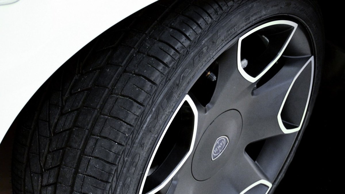 Revisar el estado de los neumáticos es fundamental.