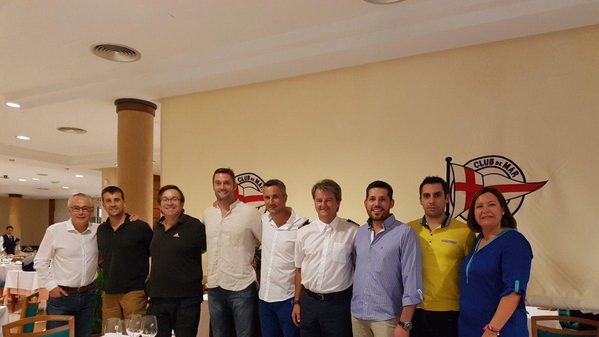 Los ocho nuevos patrones junto al instructor Federico Campos