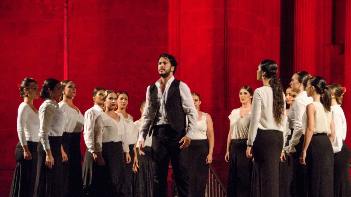 Alumnos de Antonio Canales en su actuación el domingo en la Plaza de la Catedral.