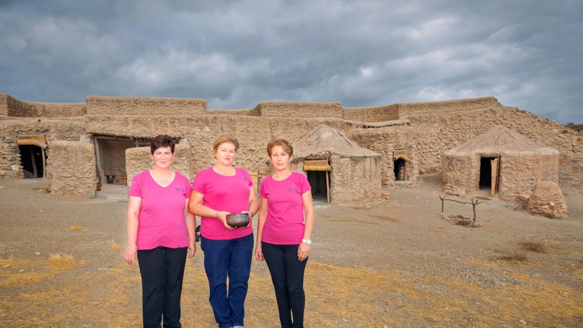 Integrantes de la Asociación Ojos-Soles que mantienen Los Millares