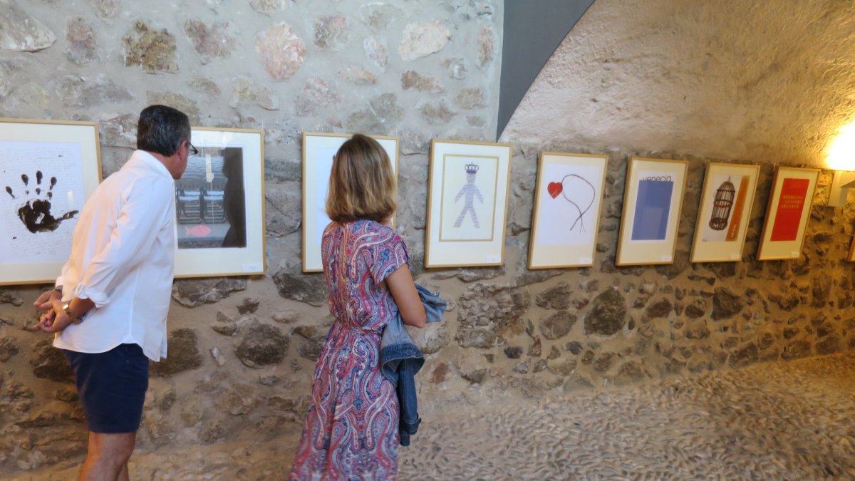 Visitantes observan las obras de