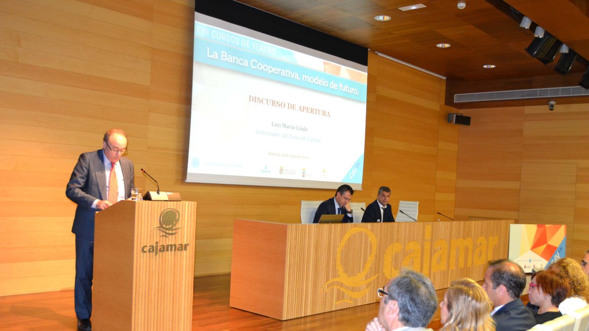 Luis María Linde durante su intervención en la Universidad de Almería.