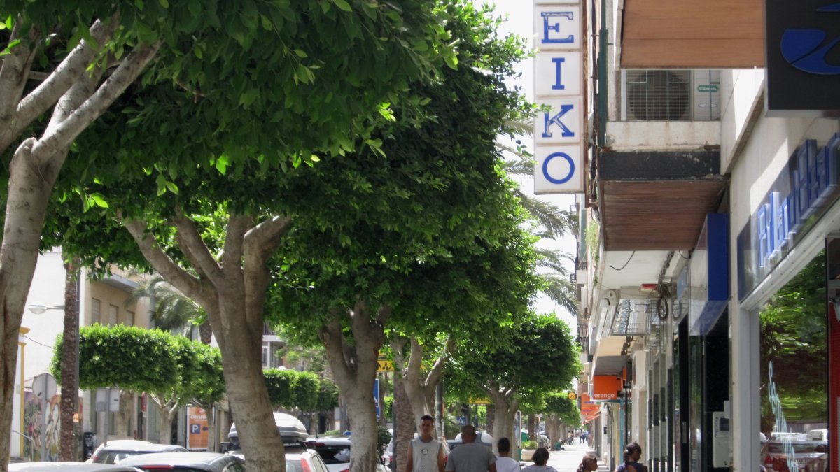 Una familia pasea por el Bulevar de El Ejido. En recorrerlo entero puede tardarse unos veinte minutos.