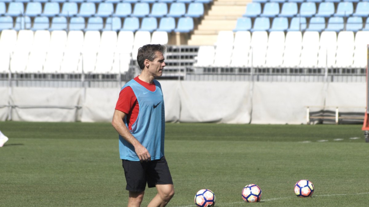 Listo para golpear el balón.