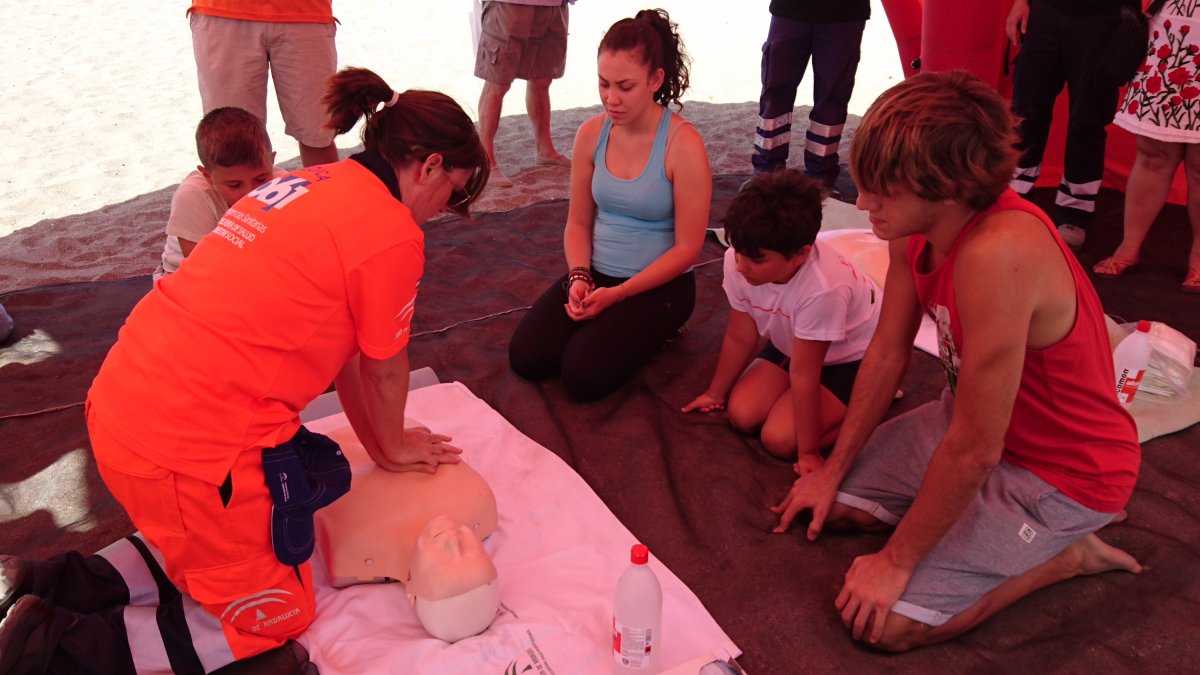 Una de las voluntarias del 0,61 muestra a los asistentes cómo efectuar correctamente la técnica de reanimación cardiopulmonar