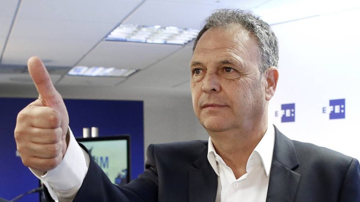 Joaquín Caparrós toma delantera.