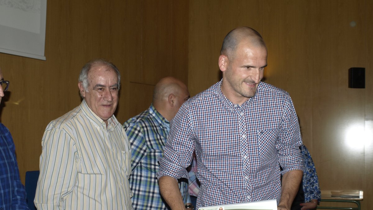 Martín Doblado entregando el título a Soriano.