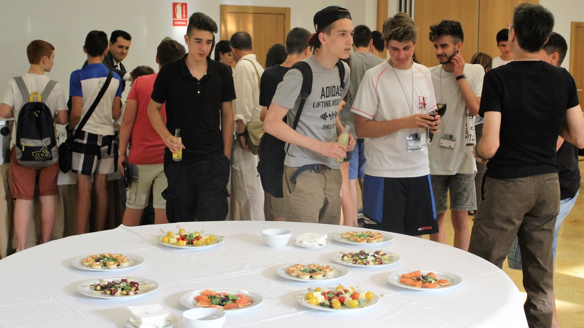 Los participantes en la recepción oficial.