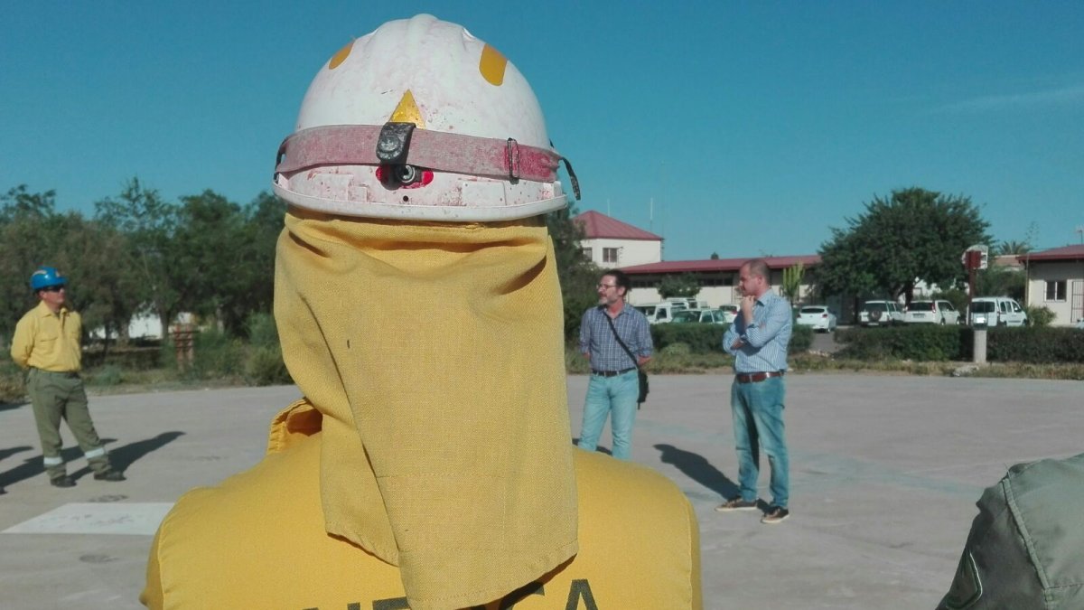 Un trabajador del Infoca con su casco en el centro de Alhama.