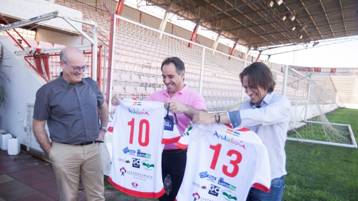 Las camisetas del URA ya lucen en el Juan Rojas.