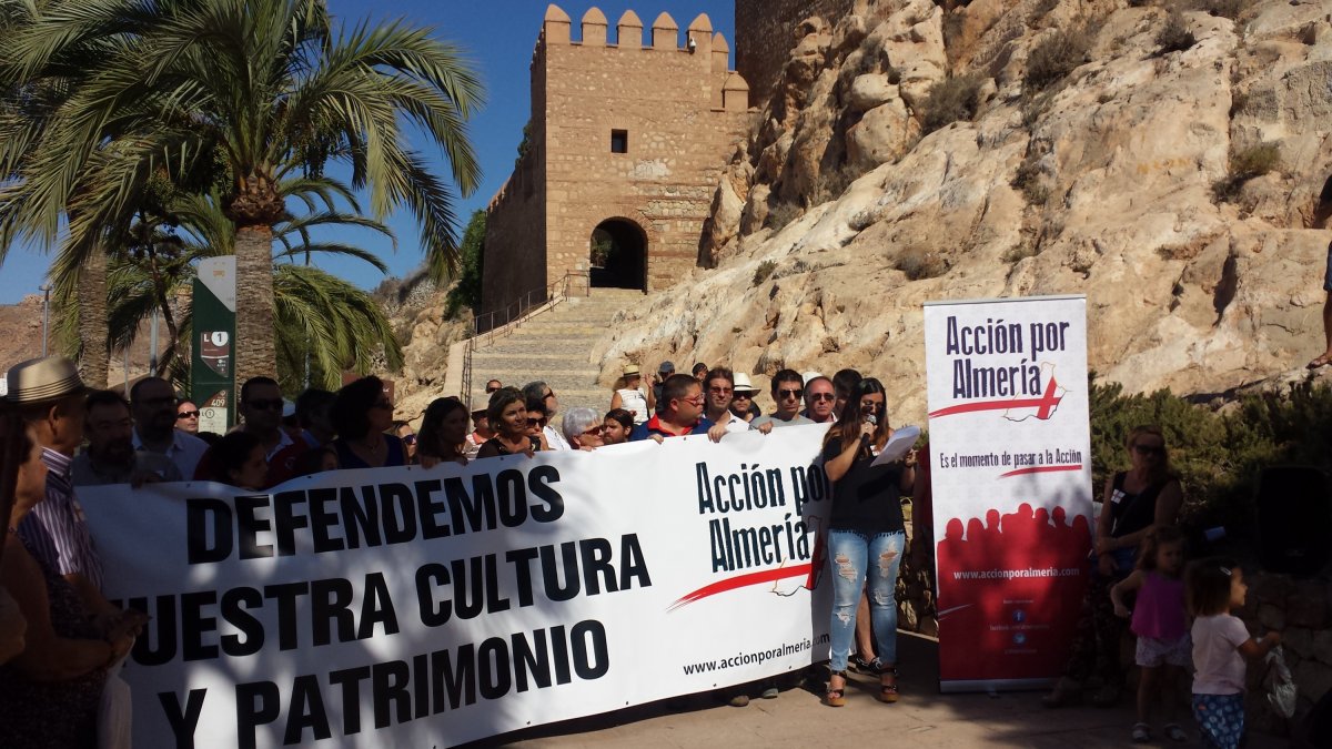Alrededor de un centenar de personas respondieron al llamamiento de la Asociación Cultural Acción por Almería.
