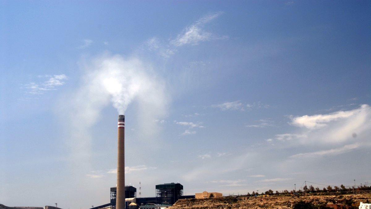 La central Térmica de Endesa en Carboneras es propiedad de la multinacional italiana Enel que dirige los trabajos medioambientales.