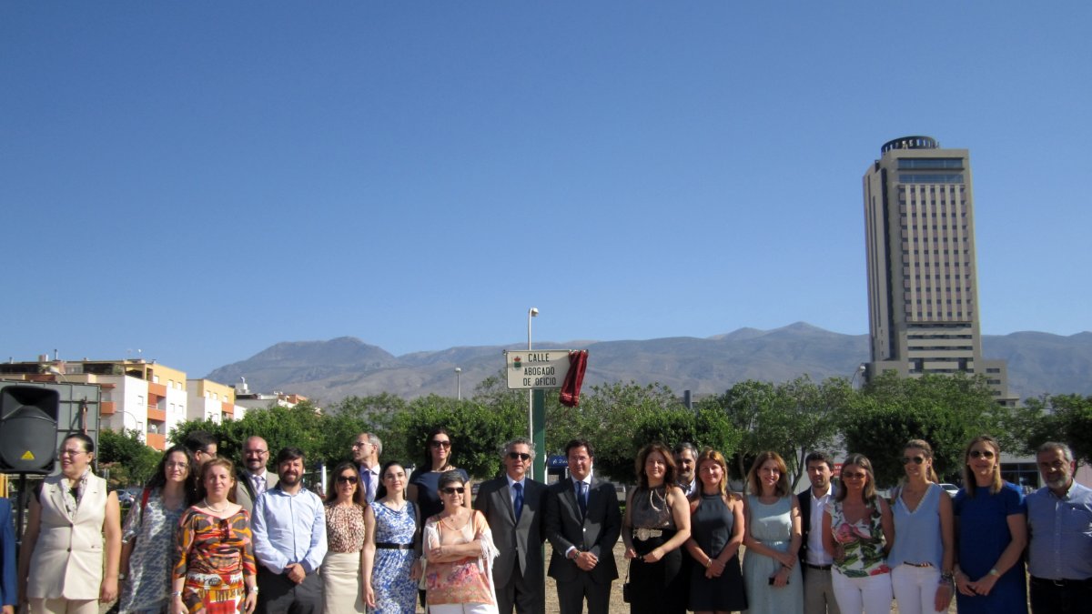 En la imagen, inauguración de la calle dedicada a los abogados de oficio en El Ejido.