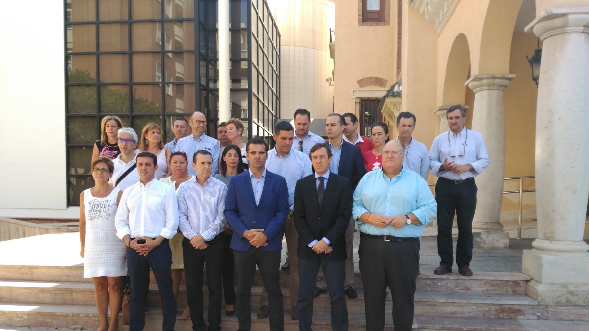 Minuto de silencio a las puertas del Ayuntamiento