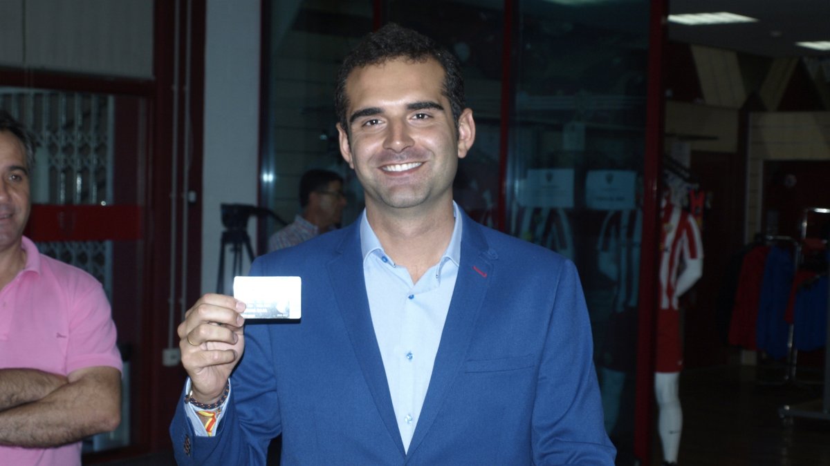 El alcalde con el nuevo abono.