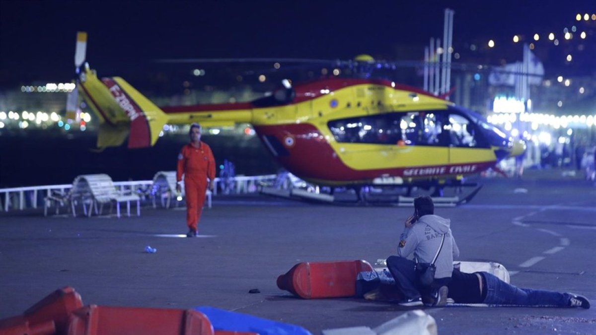 Un helicóptero auxiliando a algunas de las víctimas.