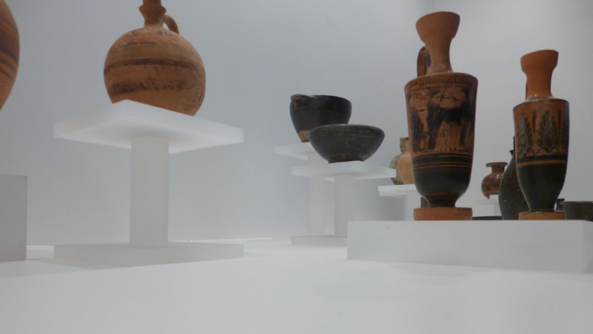 Detalle de las ánforas de la exposición