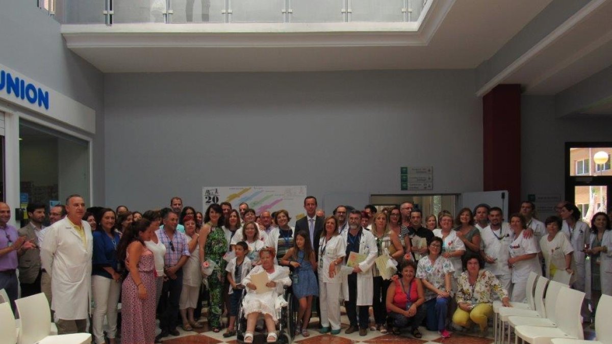 En la imagen, el delegado de Igualdad junto a la directora del Hospital de Poniente, médicos, enfermeros y pacientes, esta mañana.