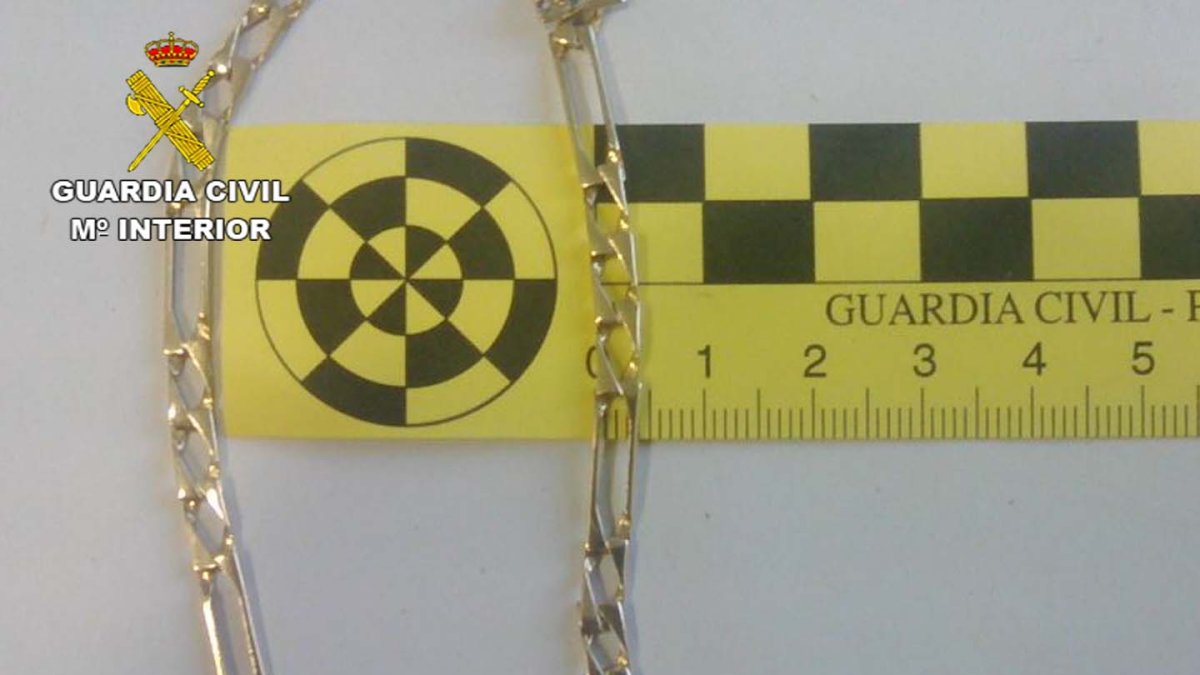 Imagen del cordón que las detenidas arrebataron al anciano.