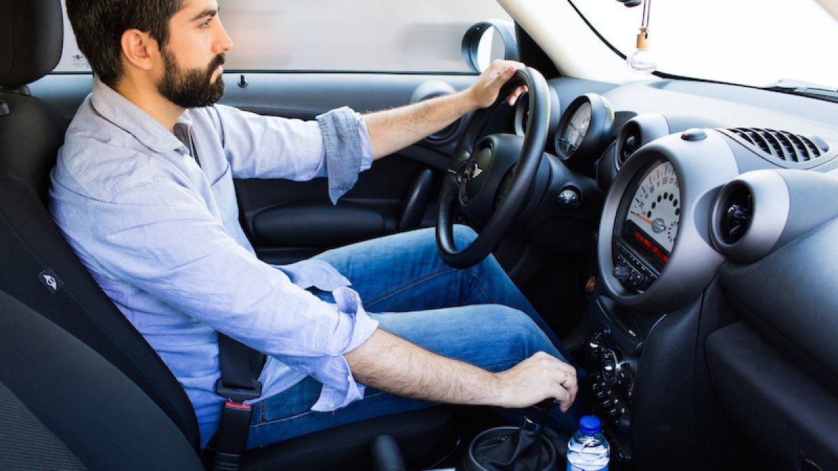 Expertos recomiendan tener a mano una botella de agua durante la conducción.