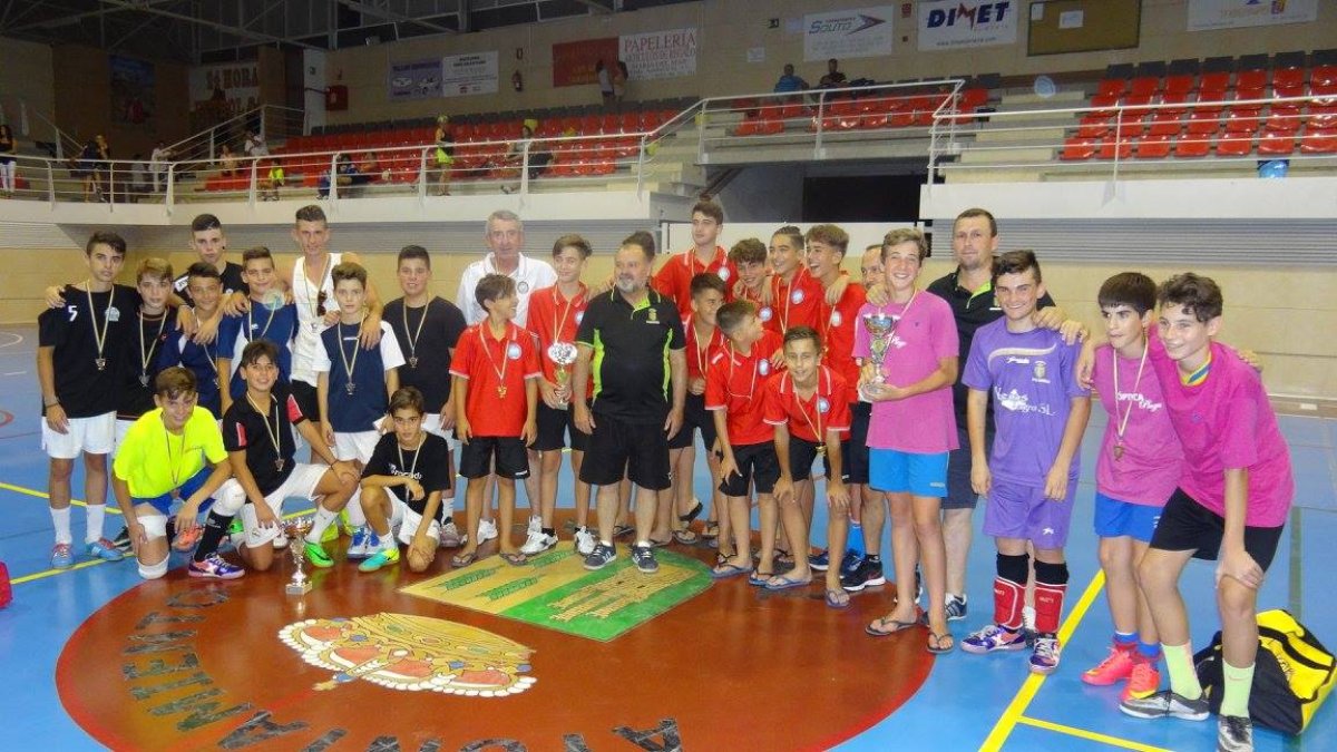 Los ganadores en el centro de la pista.