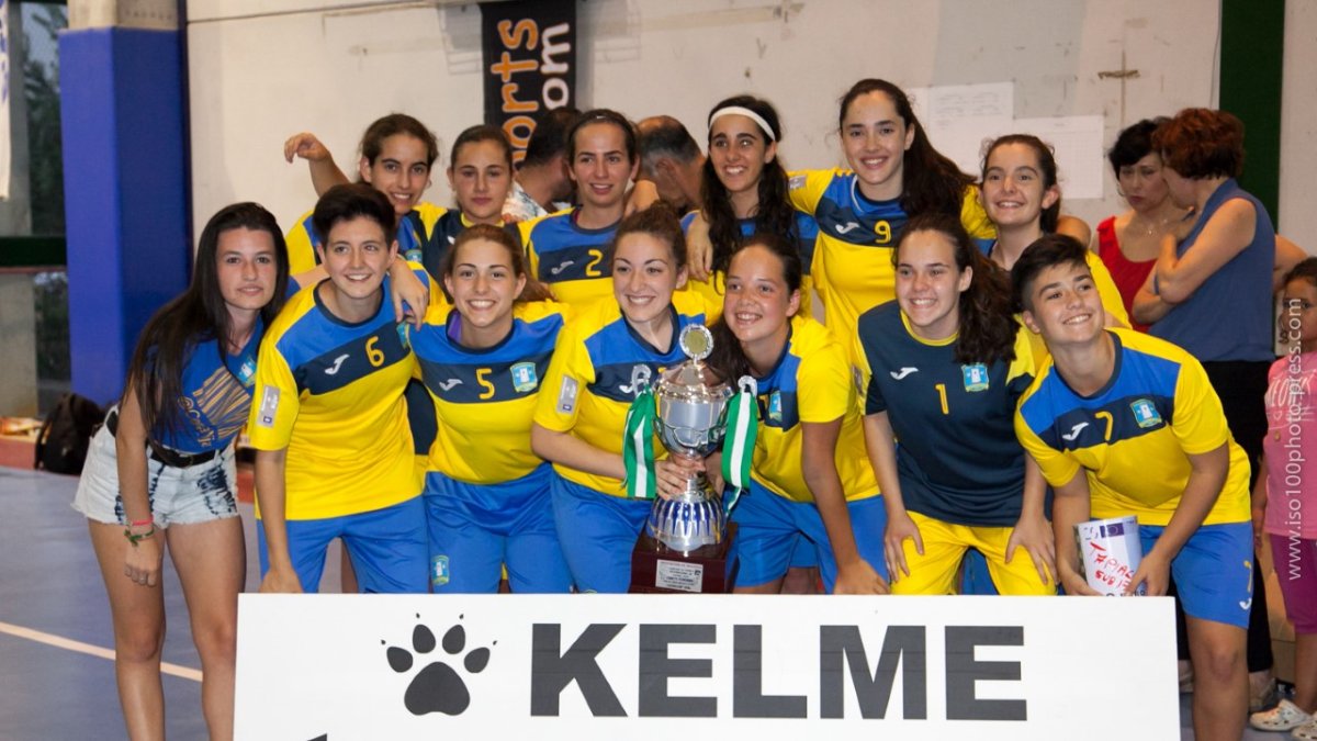 Las campeonas celebran sobre la pista.