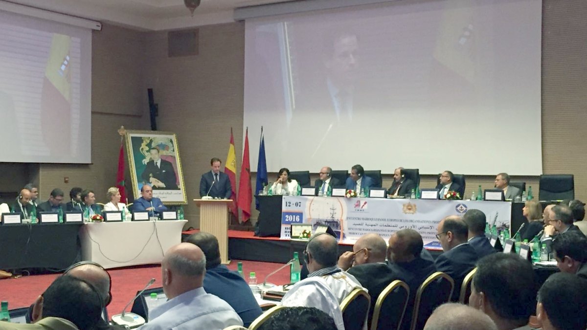 Encuentro Hispano-Marroquí con el retrato de Mohamed V sobre el almeriense Gallart.