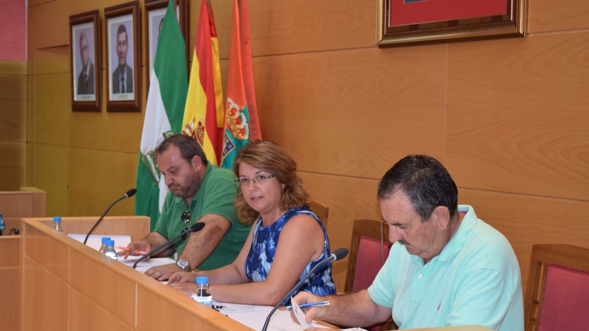 La alcaldesa Lourdes Ramos presidiendo su primera sesión como regidora.