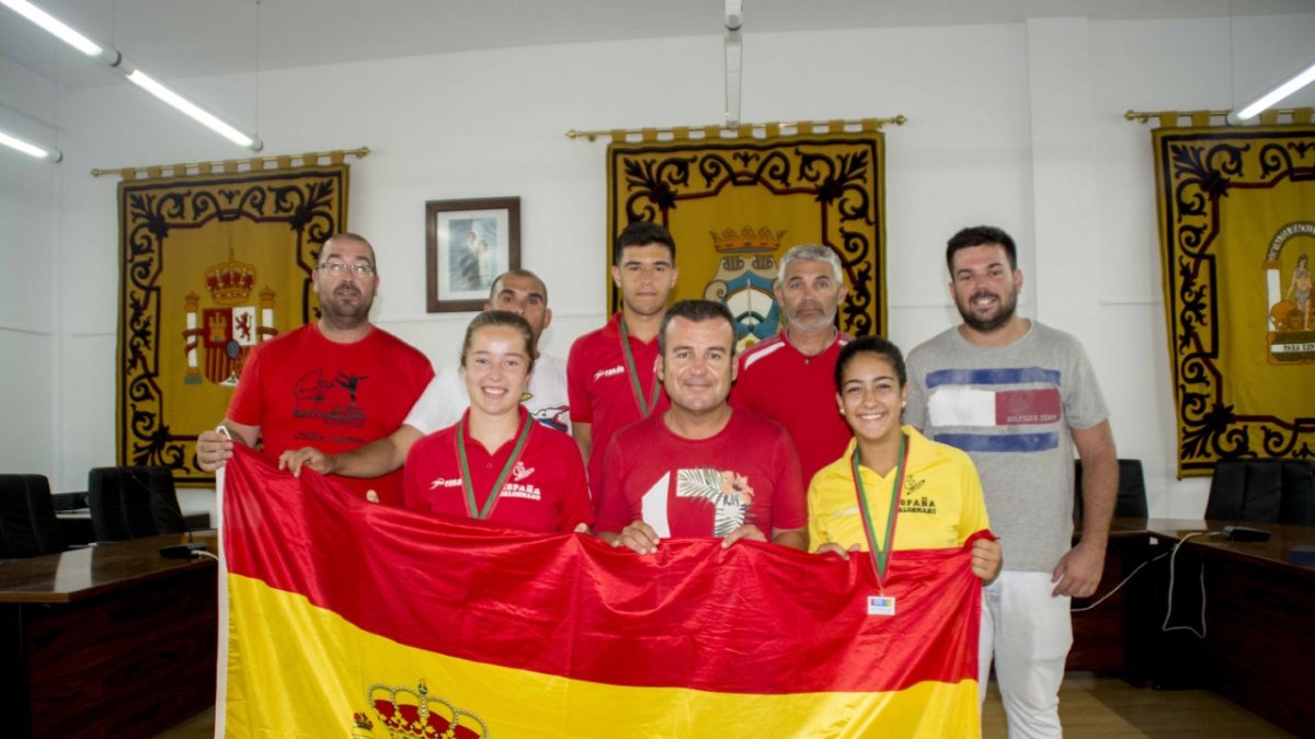 Los campeones con el alcalde y el concejal de deportes.