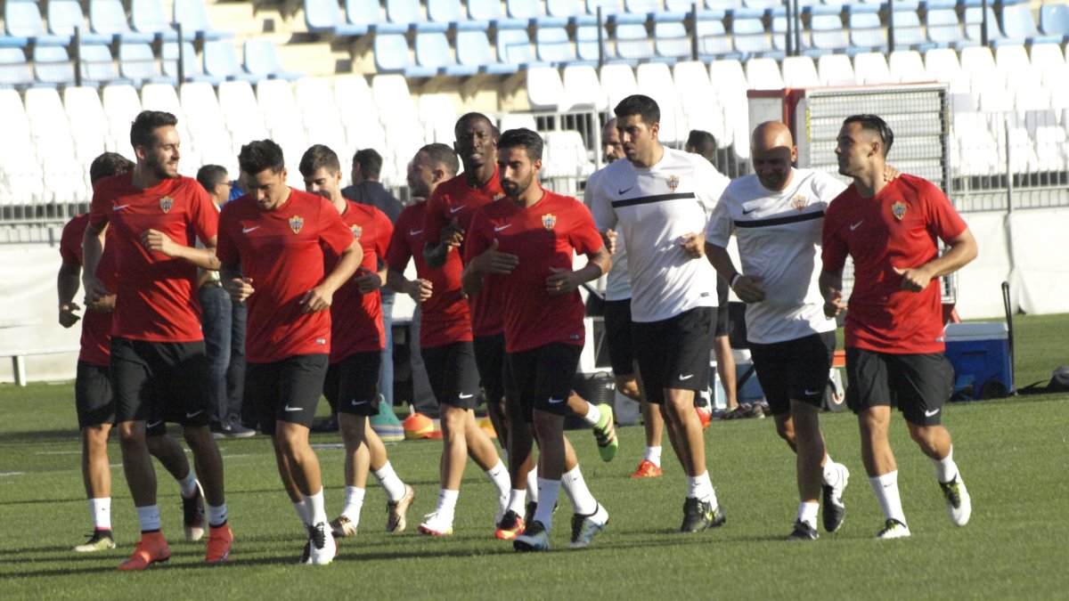 El Almería no contó ayer con Morcillo ni Azeez.