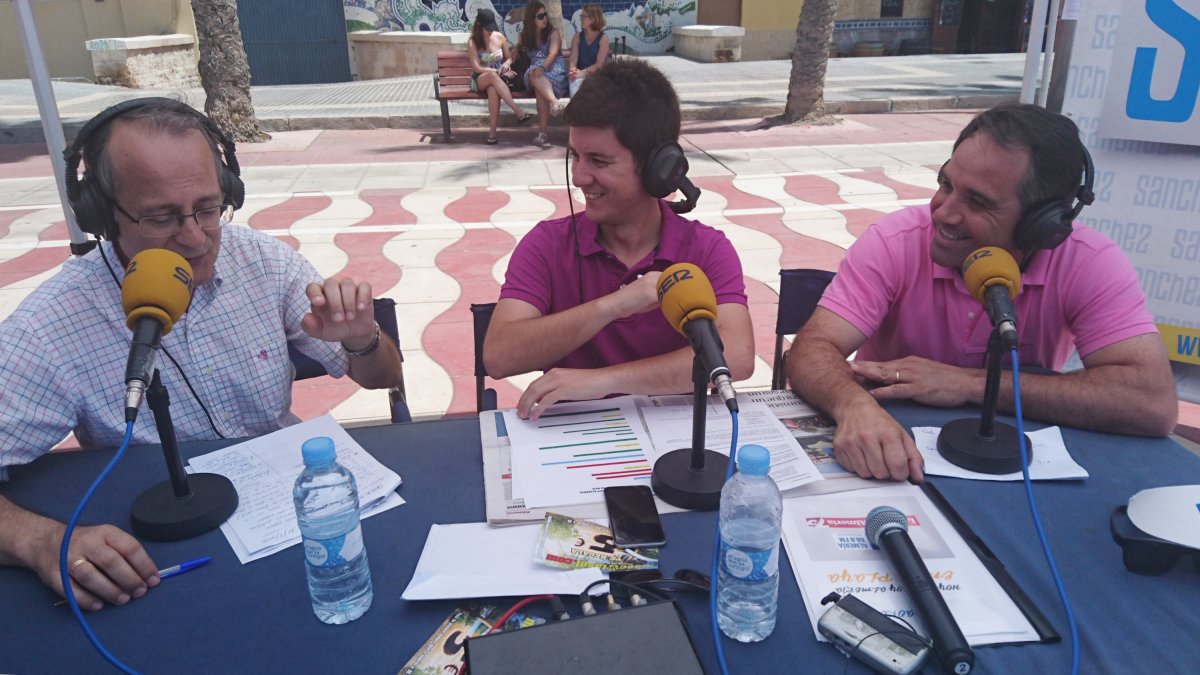 Toni Fernández, Guillermo Mirón y el concejal de Deportes, Juan José Segura, hablan sobre la remodelación del estadio Juan Rojas, además de las acti