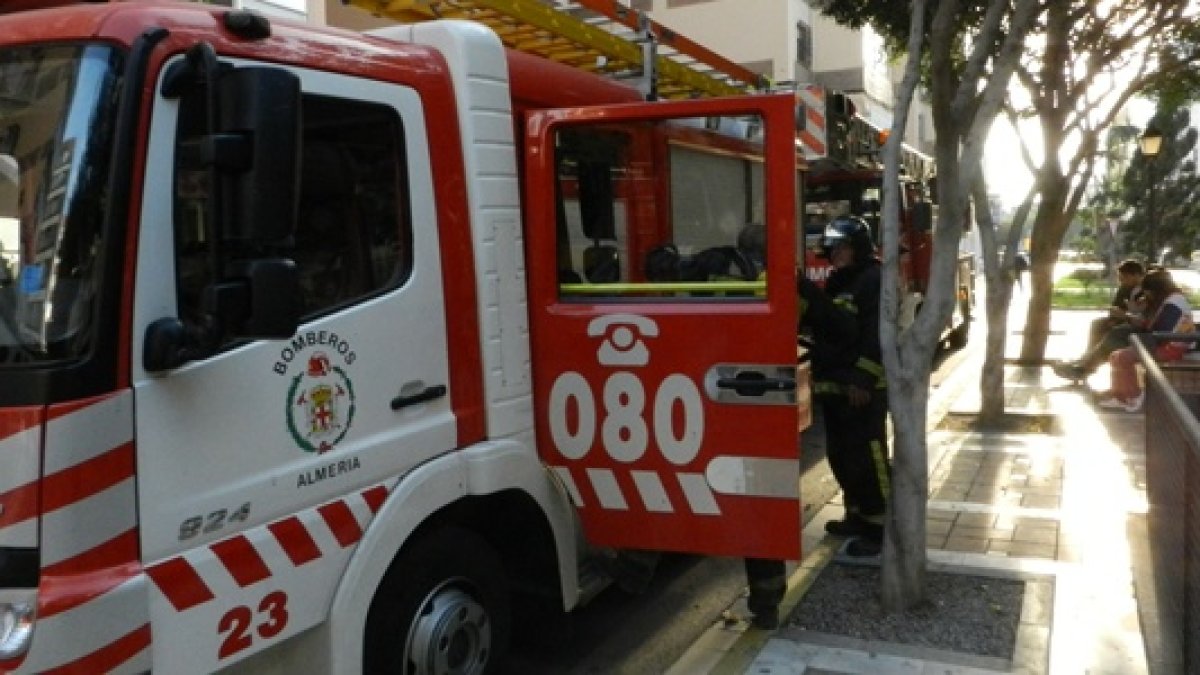 Nueva salida de madrugada de los Bomberos de la capital por la quema de contenedores.