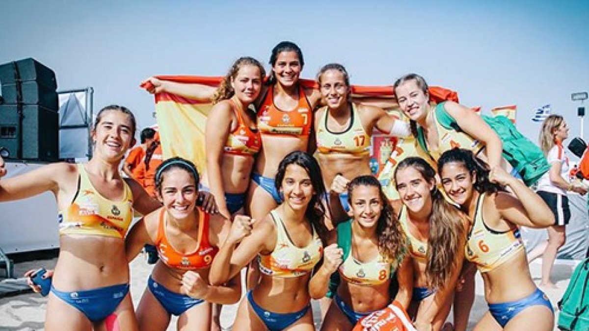 Las jugadoras en la arena.