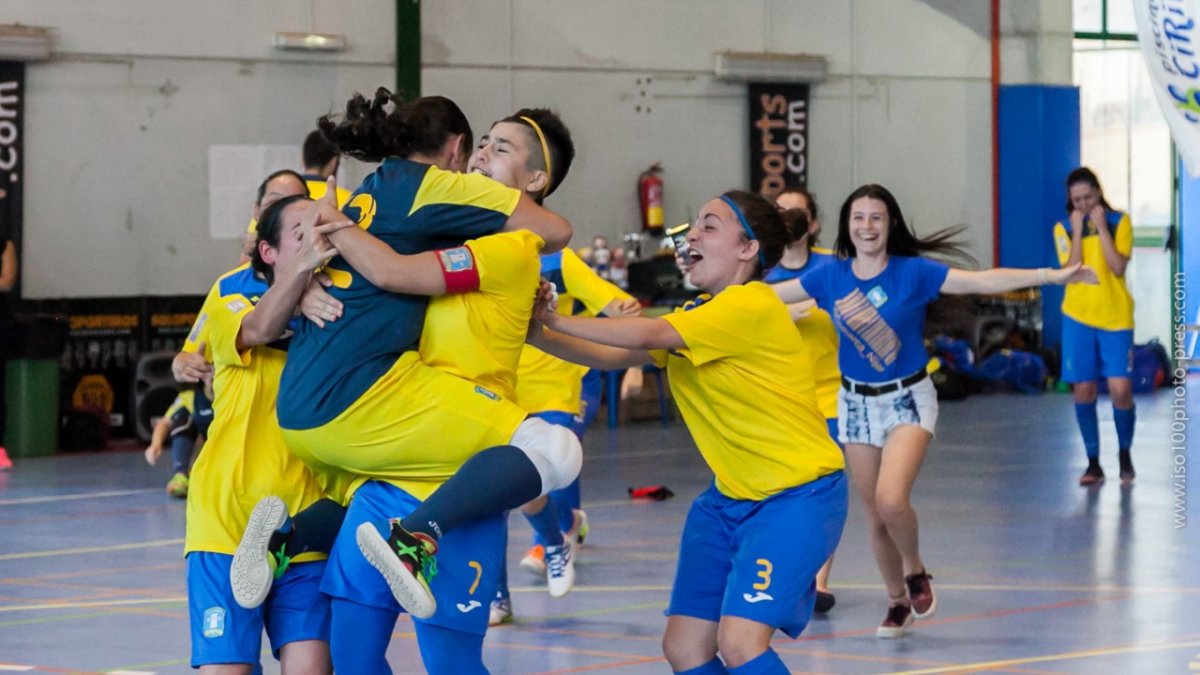Las jugadoras nijareñas celebrando el triunfo.