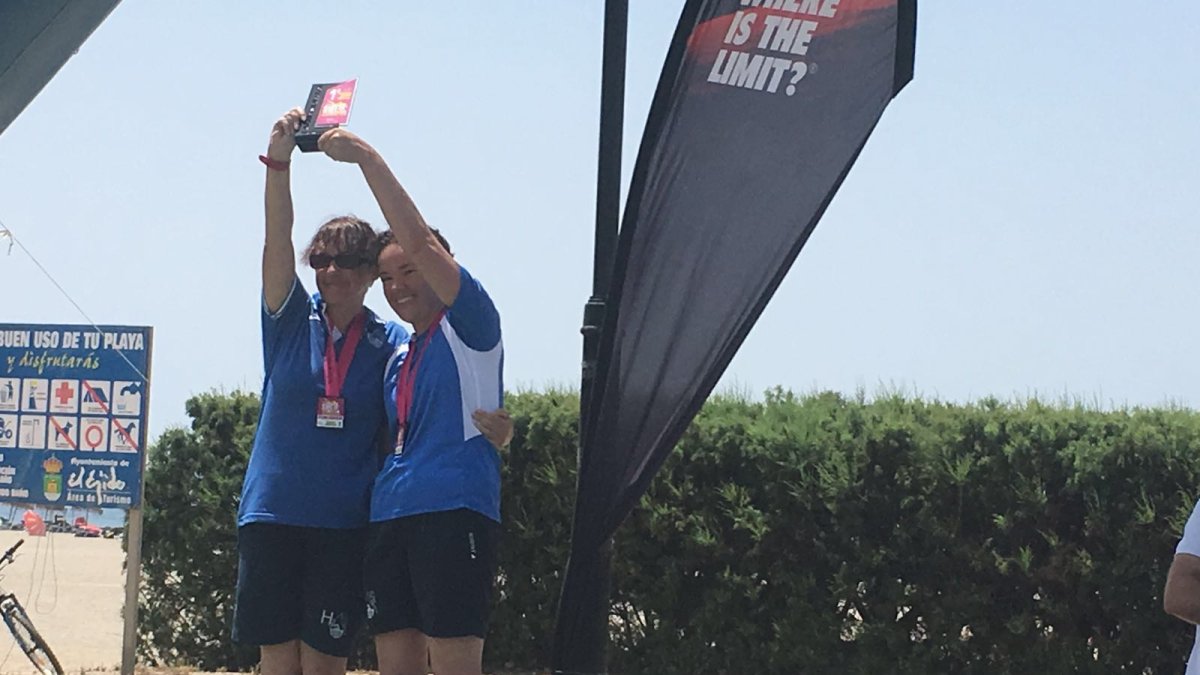 Las hermanas García con los trofeos.