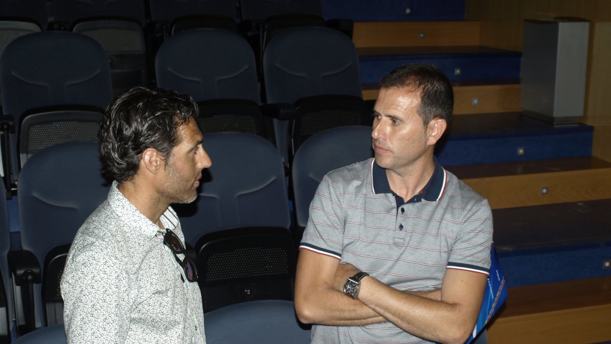 Esteban Navarro sigue en el Almería.