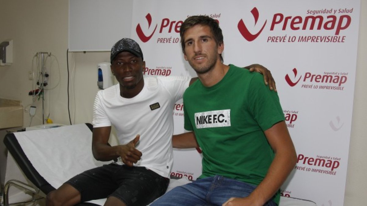 Jonathan y Julián Cuesta en el reconocimiento médico.