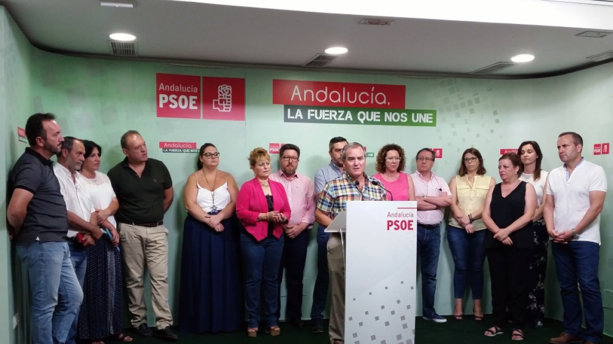 Alcaldes y concejales socialistas ayer ante los medios.