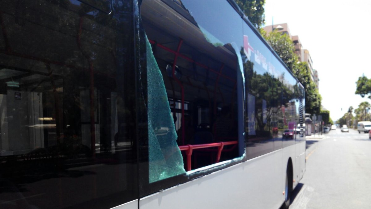 Luna rota en el autobús de la Línea 6 apedreado