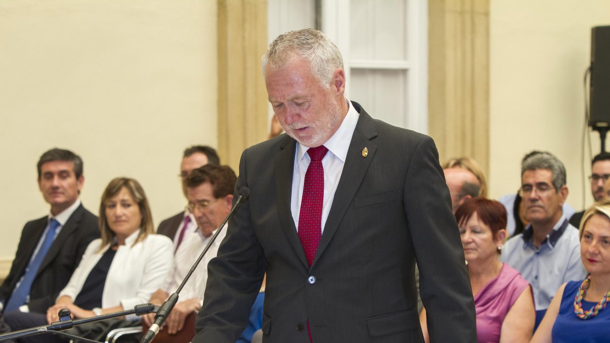 Imagen de Juan Jiménez tomando posesión como diputado provincial