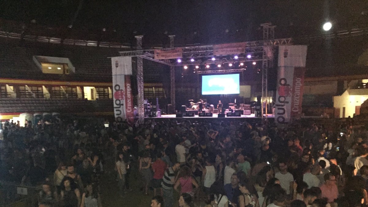 Noche del sábado en el comienzo del Festival Pulp pop 2016.