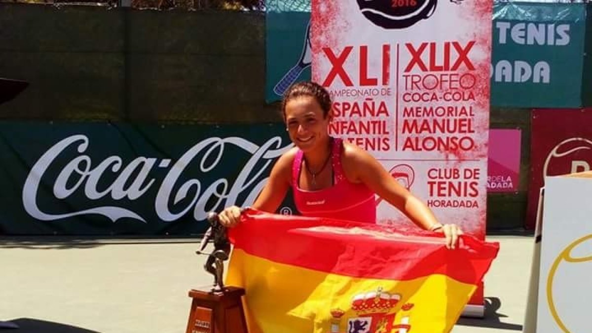 La campeona de España con su bandera.