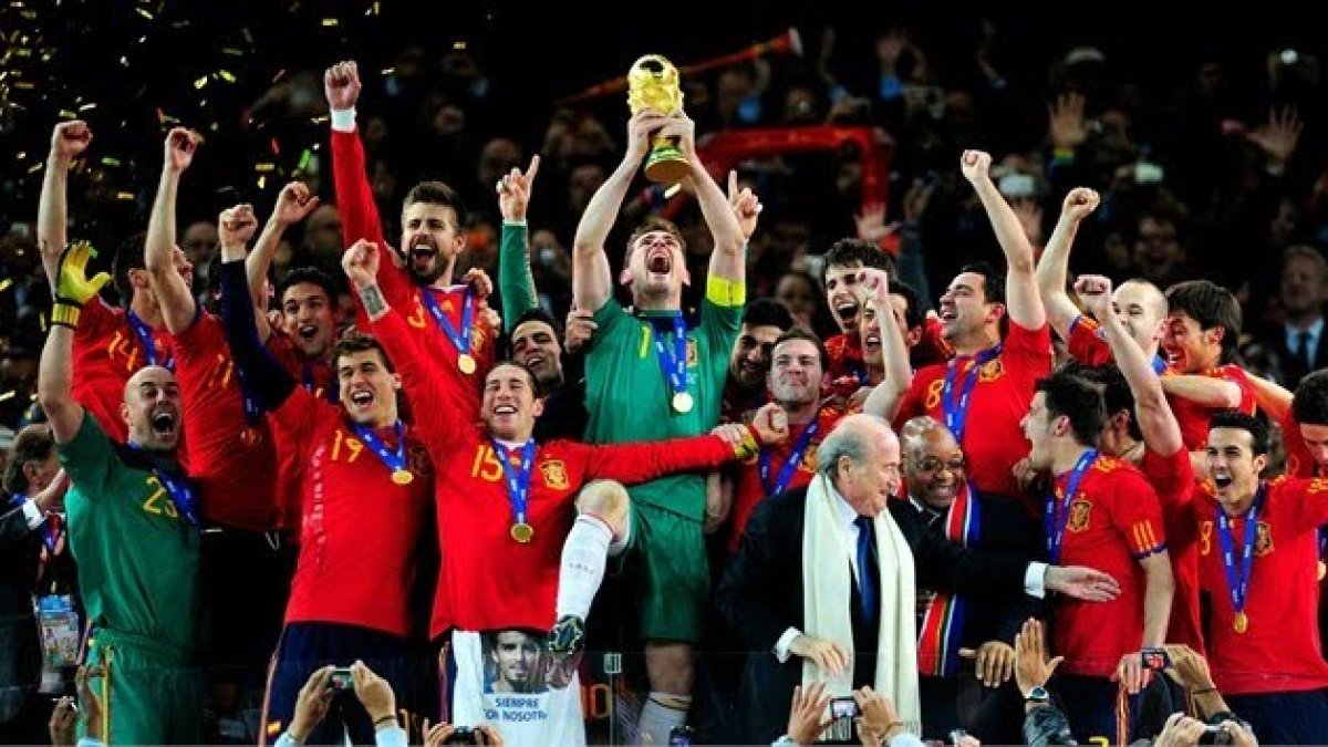 Iker Casillas levantando la Copa del Mundo.