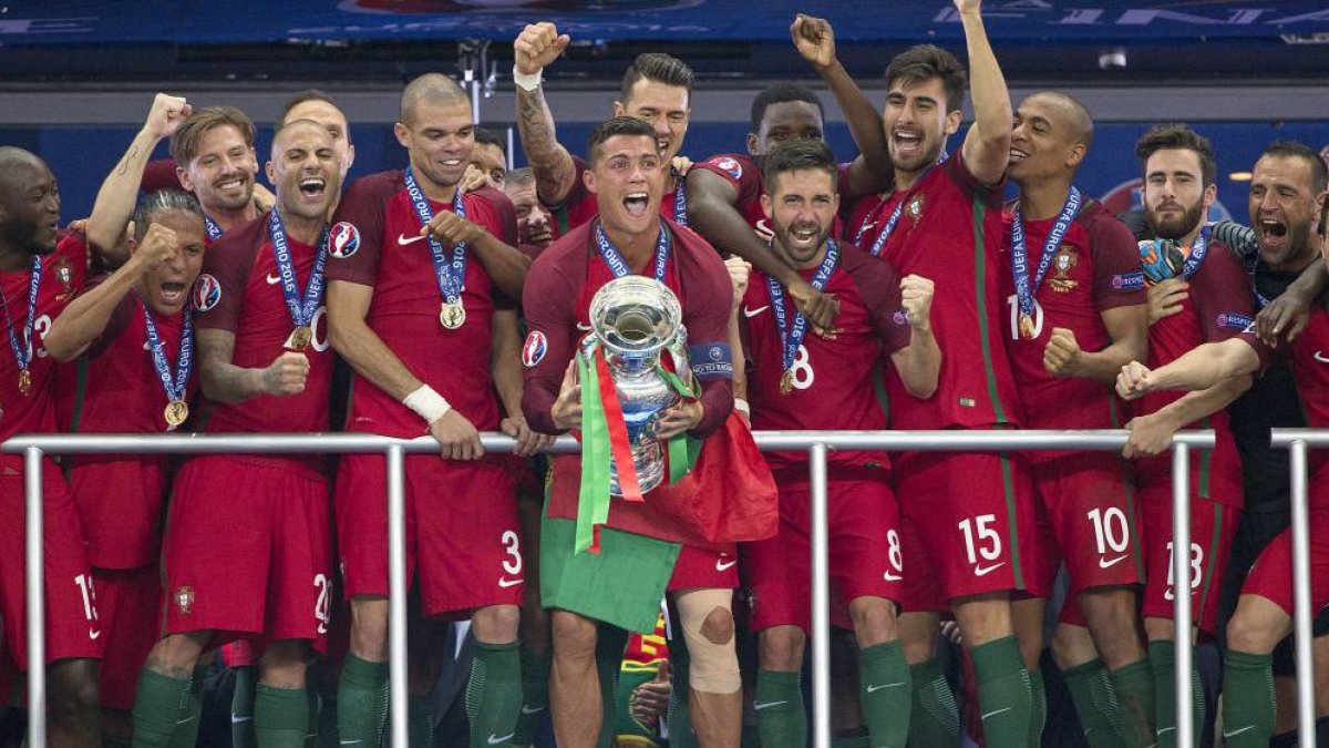 Cristiano levanta al cielo de París un sueño.
