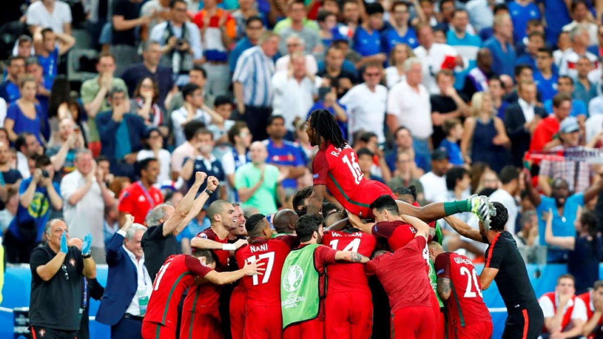 La gran piña de Portugal tras conquistar la Euro 2016.