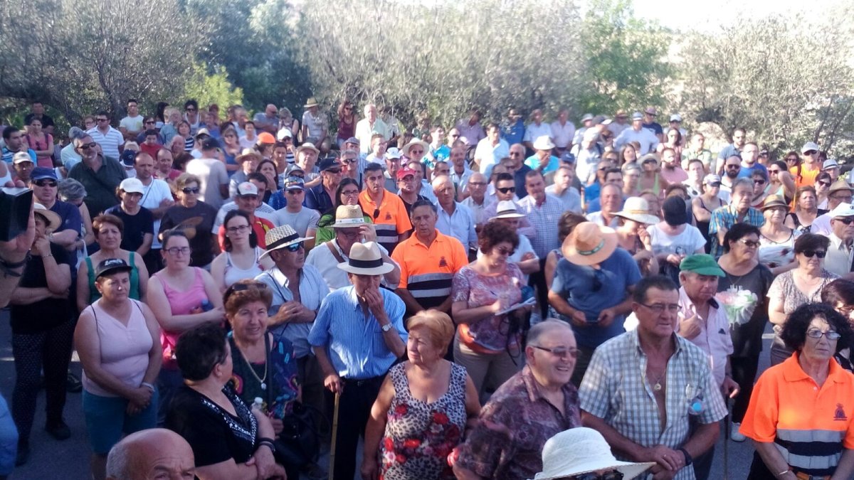 Cientos de personas participaron el sábado por la tarde en la marcha por la defensa del agua en Los Vélez. FRANCISCO MORENO