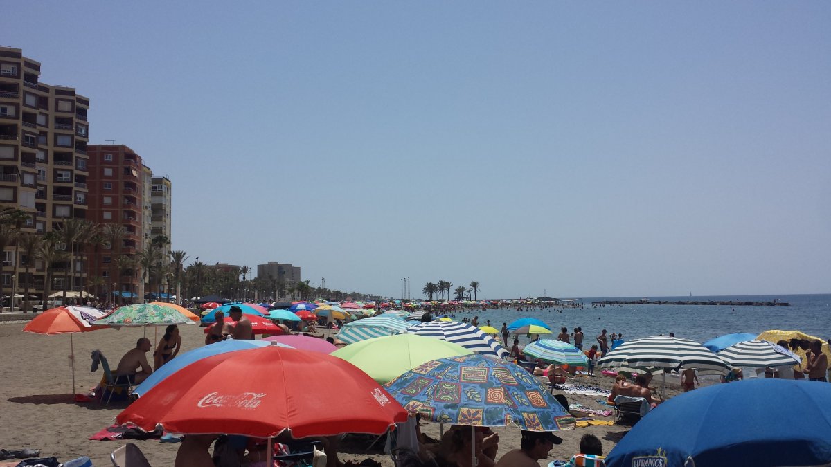 Mar de sombrillas en la playa de El Zapillo