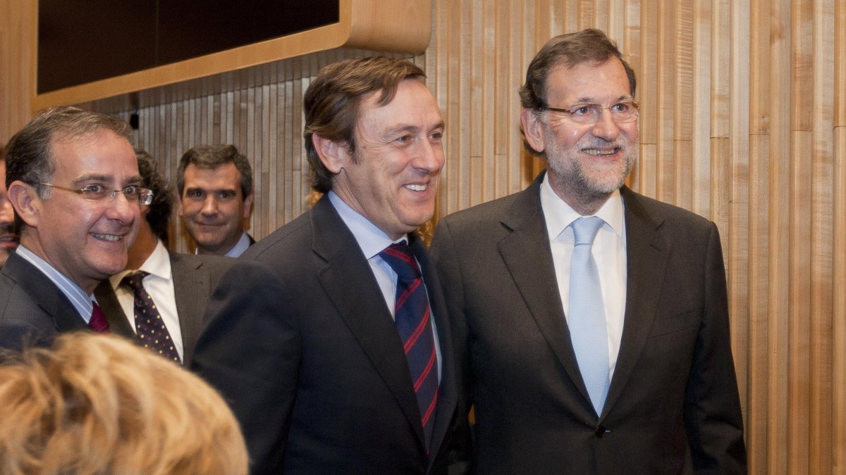 El presidente en funciones del Gobierno , Mariano Rajoy, junto con el diputado por Almería, Rafael Hernando.